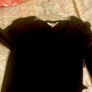 a nice black NO BOUNDARIES top